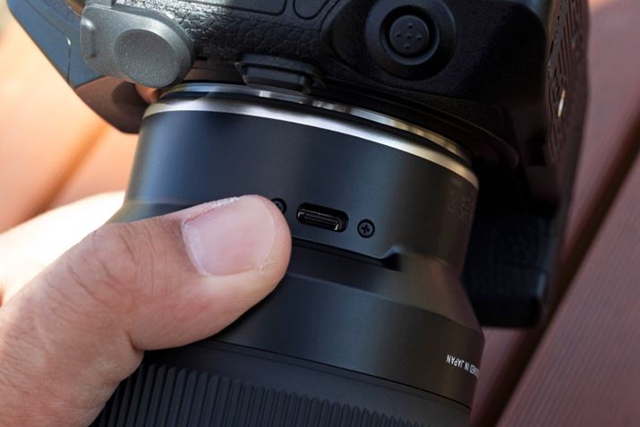 USB Type-CΉ̃RlN^[|[gڂĂ܂