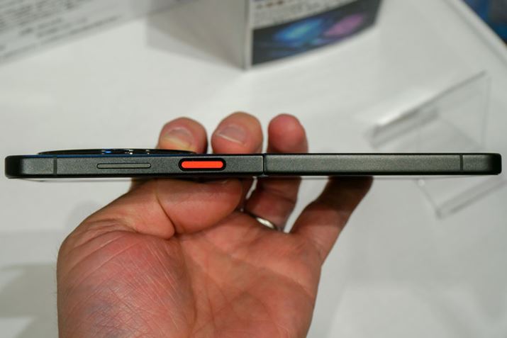 unubia Flip 5Gv𑤖ʂ猩ƂBʓIȃX}[gtHɋ߂7.3mm̌Ȃ̂ŁA܂肽ނƃX}[gtH2䕪ƂƂ