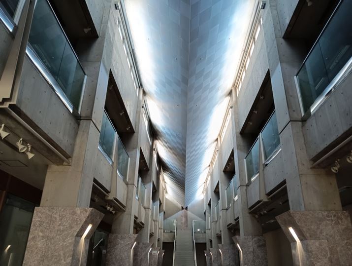 Ɩ̗ƂꂽLBeB̈ۂł͂ƈÂAv̂قNBAV̊ԐڏƖ͖OaCŁA_Ci~bNW̕␳͂قǂقǂ̂悤