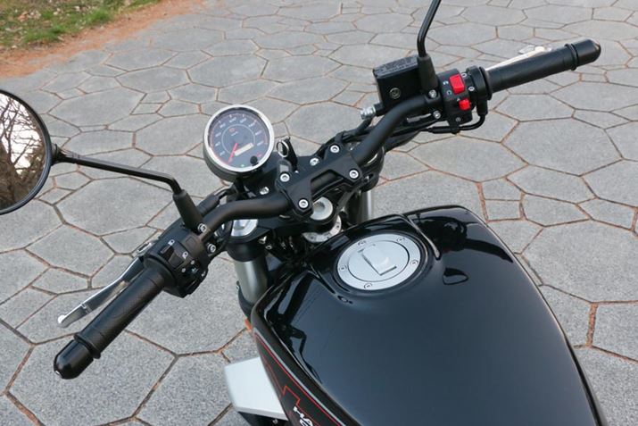 RbNsbǵA߂̃pCvnhɊی^̃[^[ЂƂzuVvȎdl