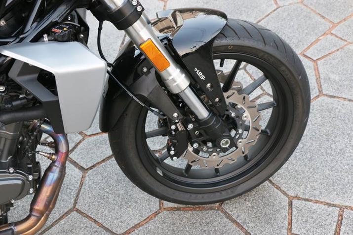 41mma̓|^CṽtgtH[NɁAԂт̂悤Ȍ`̃y[^^Cṽ_ufBXN𑕔Btg̃^CTCY120/70-17