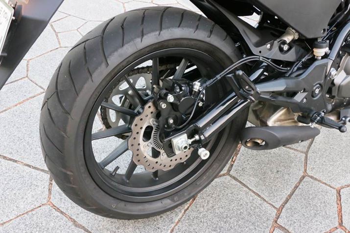 ÃXCOA[̓pCvgݍ킹悤Ȍ`ŁAÉuցv̎ɘpȂĂBÃ^CTCY160/60-17