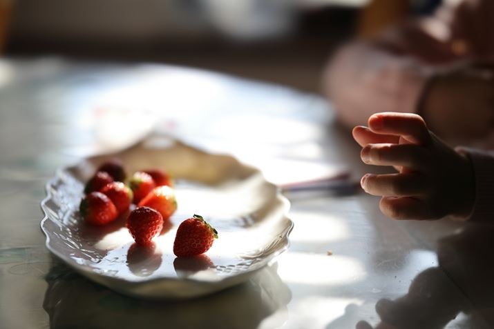 Ƃ͈_ł̓̂VNłEOS R6 Mark IIARF85mm F1.2 L USM DSAF1.2A1/500bAISO100A+1.7EVAsN`[X^CFX^_[hAzCgoXFI[gARAW