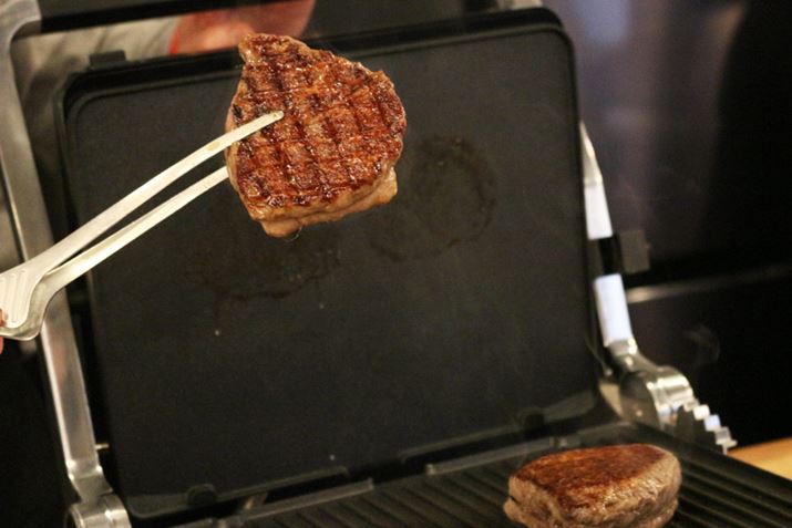 v4ł̏ĂFI ̂܂ܐHׂĂ܂܂񂪁AXe[LƂ邽߁AЂƎԒǉ܂