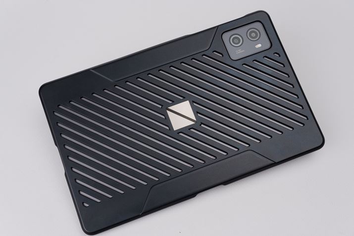 IvṼ^ubgJo[BǂA[~[ȕ͋C邪AXbg{̔wʂĂāAM邱Ƃ͂Ȃ