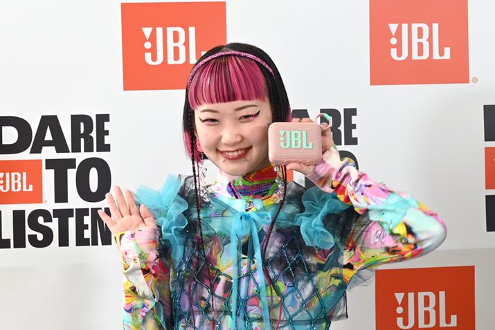 fBACxgɂ́AJBL̃AoT_[𖱂߂鐅j̃JplEH삯tBuGO 4v̂CɓJ[̓XEHbVsN