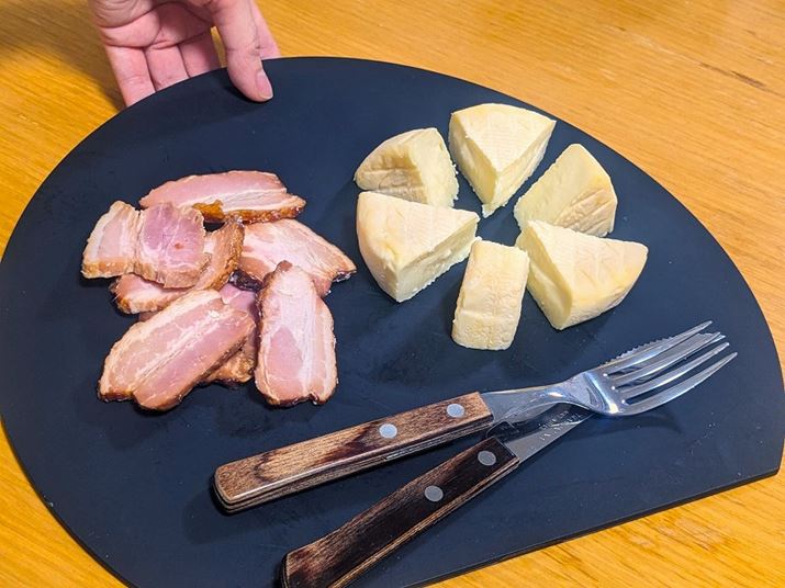 ̏Ȃ`[YȂǂ̐Hނ́AJbgĂ܂ȔƐHɎĂ܂