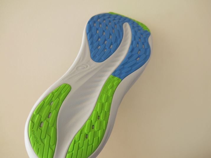 u[̕Obv͂ɂꂽuASICSGRIPvŁAO[̕ϖՐɂꂽuAHARPLUSv