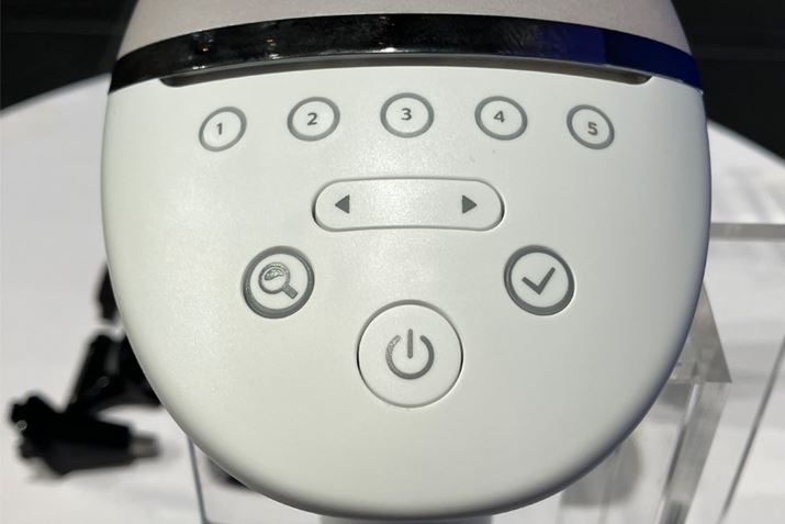 ̐FǂݎuSmartSkinZT[v𓋍ڂAƎ˂锧̐F5iKŔʂāA̋𔧂̐FɓK̂ɃRg[܂