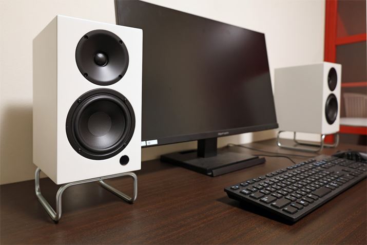 PCeɒu悵BȂ݂ɖ{̑OʂLEDCg̓RŏłBI[fBICNȃj[YɔzĂƂ́AV܂̃Xs[J[uhł