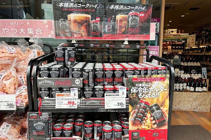 ƂX̃J[VbvɂāBʏłƂƂɓX̊Oő唄oĂ܂