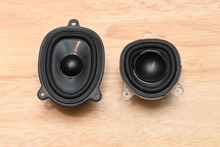 uHT-AN7vɓڂĂXs[J[jbgiʐ^jƁuSRS-NS7vɓڂĂXs[J[jbgiʐ^EjrƂBpbƌł傫ȂĂ邱Ƃ킩܂