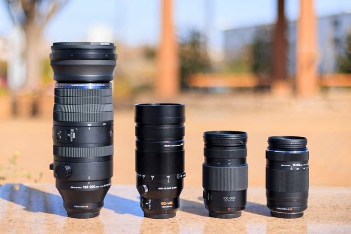 gp4{̃YTCYɕׂBuM.ZUIKO DIGITAL ED 150-600mm F5.0-6.3vAuLEICA DG VARIO-ELMAR 100-400mm / F4.0-6.3 II ASPH. / POWER O.I.S.vAuLUMIX G VARIO 100-300mm/F4.0-5.6 II/POWER O.I.S.vAuM.ZUIKO DIGITAL ED 75-300mm F4.8-6.7 IIvBuM.ZUIKO DIGITAL ED 150-600mm F5.0-6.3v͂̂Ȃł͍ۗđ傫邪A35mmZŏœ_1200mm̉pɑΉ邱ƂlƋقǃRpNgB]Y[ꂾ݌vł̂A}CNtH[T[Y̑傫ȋ݂