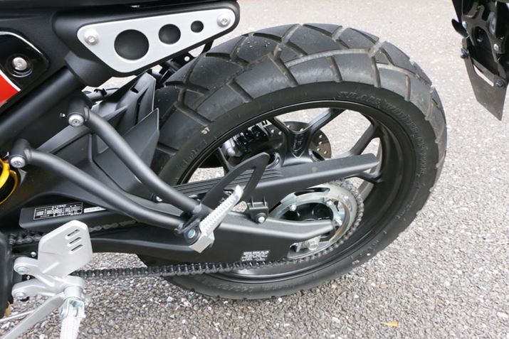 ^ĆAsnsz肵悤ȑ傫߂̃ubNp^[BXCOA[͌yʂȃA~ŁAʂ̃uōoX𒲐Ă