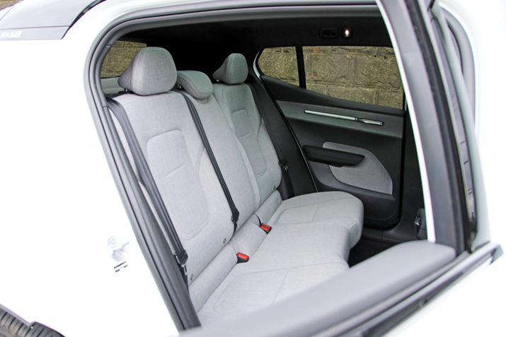 V[gɂ́A{{ԂɋߔNĂE[fނgĂB3X|VuE[ŁAc7̓TCN|GXe̗pRfނƍĐfނ̑gݍ킹ɂȂ