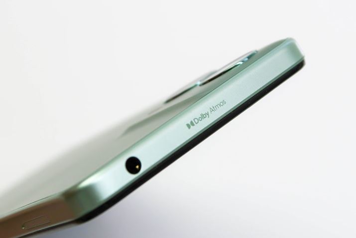 㕔ɂ3.5mmCzWbN̂قAuDolby AtomosvΉł邱Ƃvg