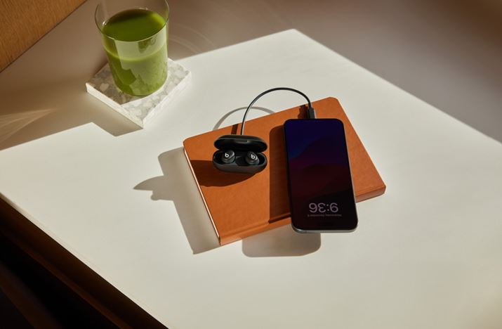 [dP[XɃobe[͔񓋍ڂłAuiPhone 15vV[YȂǂ̑ΉX}[gtHUSBP[uŐڑ邾ŁAOłȒPɏ[d邱Ƃł܂