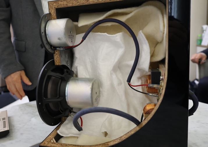 Xs[J[jbg̔w̓ꂪȂ^ɁALrlbg̋zƏdvɂȂBE[tFgłȂAu~XeBbNzCgvƂ|G`ntFggA`[jO{ĂBžŃg[oXς߁Ã`[jOɋJiʐ^́uKX-5PvƂfj