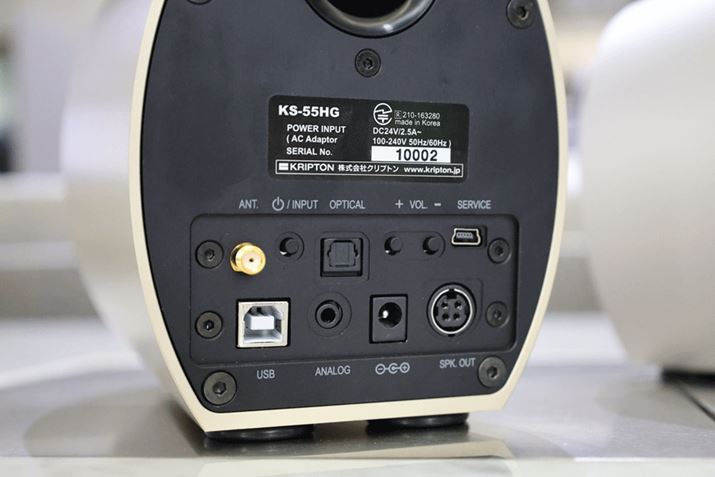 ڑ[q̓AiOi3.5mmXeI~jjfW^iAUSB Type-BjABluetoothȂǑʁBfXNgbvXs[J[ƂĂPCUSBłȂ̂{Ǝv邪ABluetoohXs[J[ƂLDACAaptX Adaptive96kHz/24bit̍ĐɂΉ