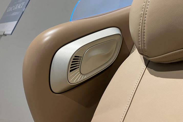 EBluetoothXs[J[zuĂAX}[gtHȂǂڑčD݂̉y𗬂A{̂ɓĂ5̃q[O~[WbN𗬂ăbNXł̂|Cg