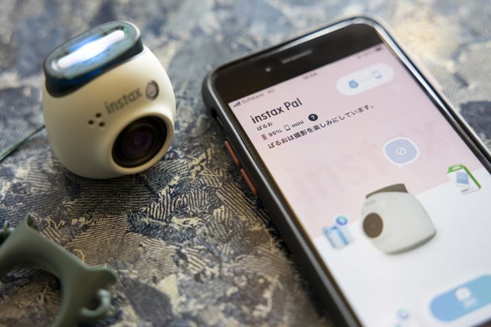 uINSTAX PalṽTCY42.3ij×44.4ij×43isjmmŁAdʂ͖41giL^fBAAXgbv܂܂jB{̏㕔ɓd{^AwʂɃVb^[{^pӂĂ܂BY35mmZŏœ_16mm̍LpYBJ̐ݒ͐pAvs܂