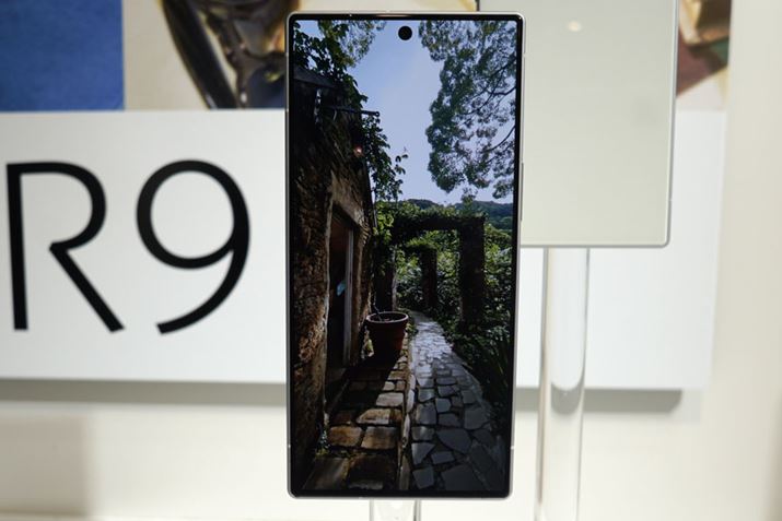 uPro IGZO OLEDv́A1`240Hz̉σtbV[gɑΉBőPx_is[NPxjȂ2000nitAʑŚiőPxjł1500nit̍PxĂ