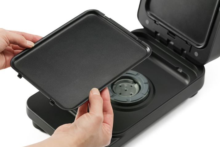 ヒーターを内蔵した薄型プレートの裏側にバネがあり、本体とプレートの間に隙間がある特徴的な構造になっています