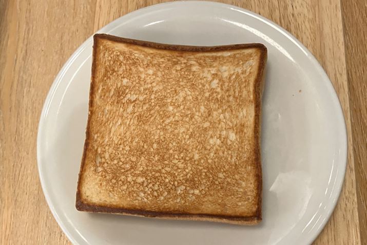 パンの表面は均一に焼き上がり、しっかりと焼き目が付いていますが、中はしっとりもちもち。耳部分もサクサクしたクリスピーな食感が楽しめます