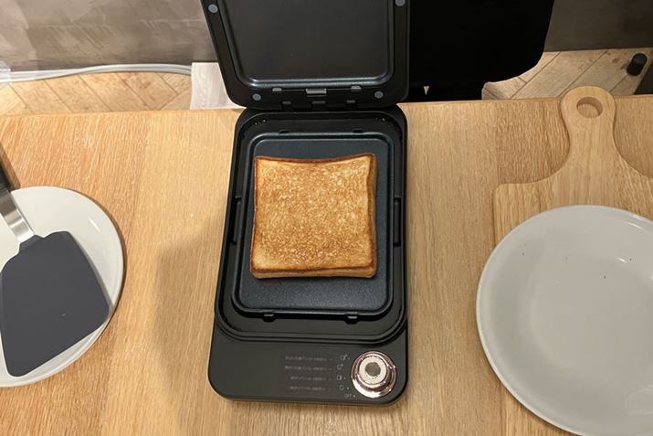 連続焼きの再加熱時間は使用する状況で多少変化しますが、プレートが高温であれば再予熱も1分ほどで完了し、スピーディーにトーストできます