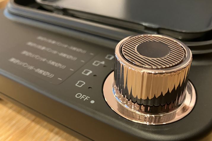 操作は本体のダイヤルにすべて集約されているのもポイントです。最初にダイヤルを回してモードを選択すると予熱が開始。予熱が完了したら、食パンをセットしてボタンを押すだけと簡単