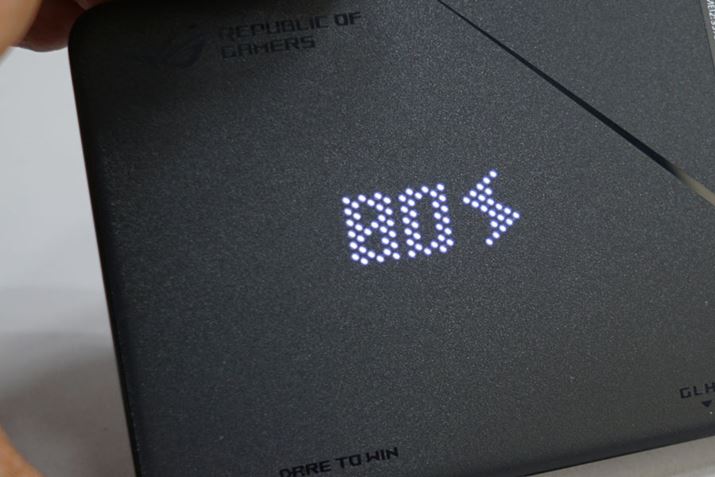 uROG Phone 8 ProvƁuROG Phone 8 Pro Editionvɂ́A341̏^LED𖄂ߍ񂾁uAniMe VisionvڂĂ