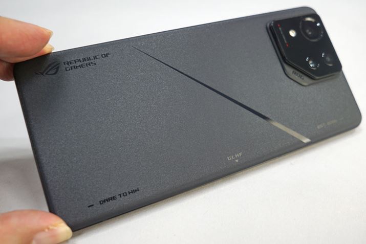 uROG Phone 8 ProvƁuROG Phone 8 Pro Editionv̔wʁB}bgȊGŊɂBQ[~OX}[gtH炵h肳}Ă