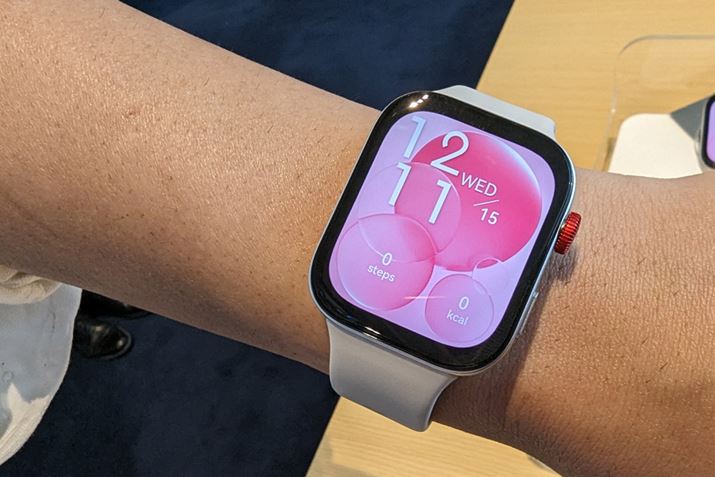 {̃TCY͖36.3ij×43.2ij×9.9is)mmiZT[܂܂jƁA^Ő`ɋ߂tHBڂĂ1.82C`̗L@ELfBXvĆA傫߂ő삵₷Aۂ͂܂ő傫Ȃ▭ȉ~ł