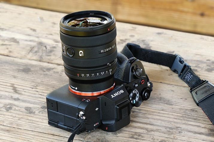 \j[EWY[̐VfuFE 24-50mm F2.8 GvBu7R VvƑgݍ킹Ďp܂