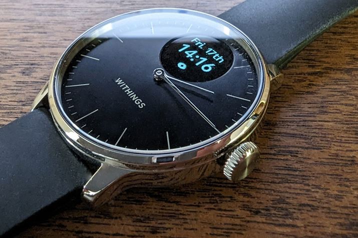 NE{^]邱ƂŁAj[ڂI\BP[X́AՂ⏝ɋuGorilla Glassv̗pB24Ԓp܂܂łACg킸ɒpĂ̂͂肪