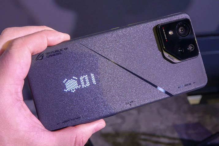 ASUŚuROG Phone 8 Prov̓Q[~Ő@\E\オȂꂽۂŁAwʂ̃fUC̓Q[~OFÂɂȂBwʂ@\APFLEDpۂ́uAniMe VisionvɕωĂ