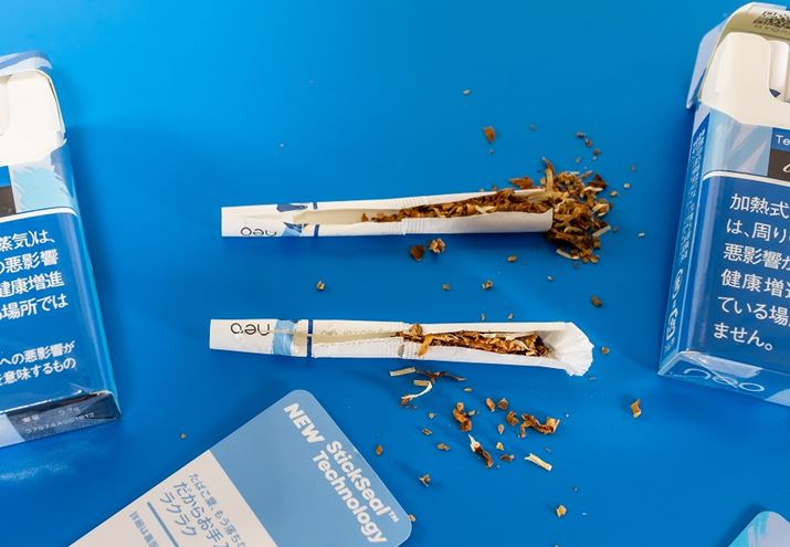 Ă݂ƁAʐ^̐VXeBbN͍ق̐[ɃtB^[ɎfނĂ