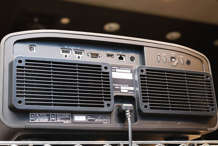 uDLA-V800RṽAplBHDMI2nȂǁAC^[tFCX]fƓBuDLA-V900RvlBHDMIł͍ő48GbpsM̓͂ɑΉB8Ki7,680×4,320j^60p4K/120pMɂΉBwʋzC^OʔrCƂdlςȂ