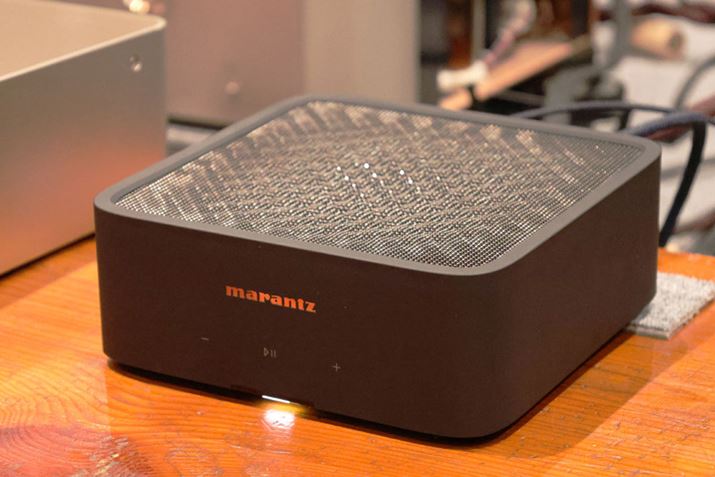 217mmƂI[fBIiƂĂ̓RpNgɂ܂Ƃ߂ꂽuMODEL M1vBAirPlay 2BluetoothiSBCΉjł̉yĐ\