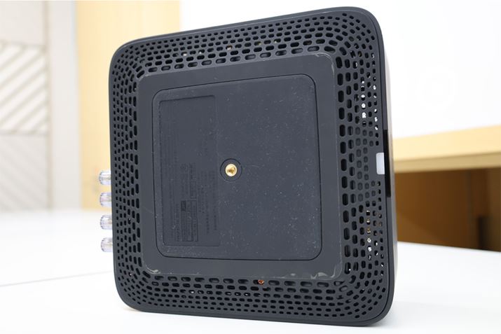 ʂbVɑ̌A㉺ɕMł悤݌vĂ