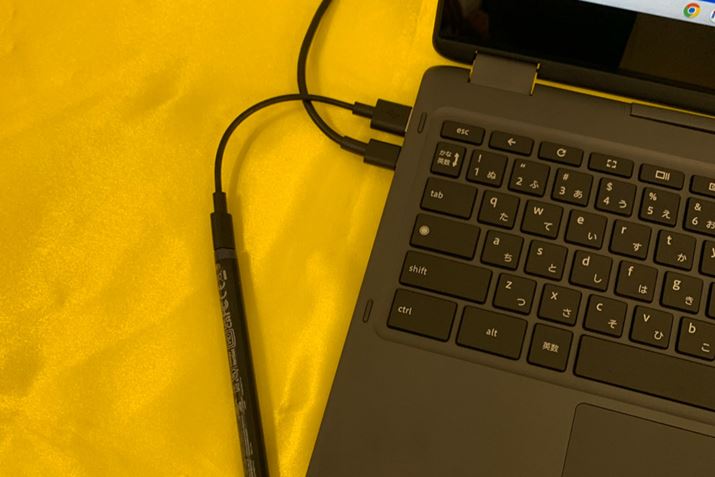 uUSB Type-C[dX^CXyv̏[d́Ay㕔ɂ[qɐڑčs܂