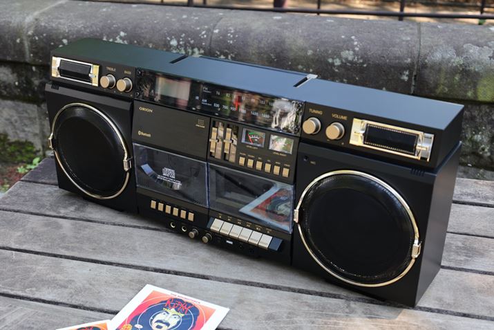 CDAJZbge[vĐ@\grbOWJZhuSCR-B9vB80NfiƂ錩ڂƂ͗ɁABluetooth@\microSD[J[h^USBtbV[ɂMP3f[^̍Đ^^@\Ȃǂ