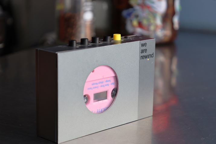 ꂪWe Are Rewind́uWE-001vBfUC߂߂Ⴉ킢I {̐F͂́uGreyv̂قAuBluevuOrangevCAbvBȂ݂Ɂu}Xrv̓X傳{ĩNEht@fBOɎQĂЂƂŁẢŐK㗝XɂȂ̂Ƃ