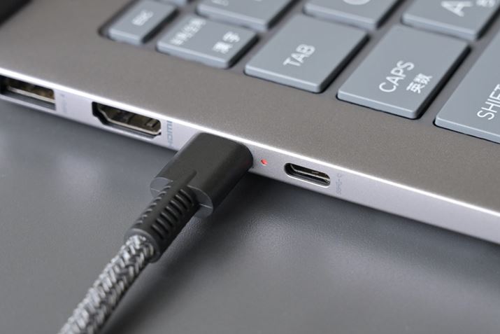 {̃obe[̏[dUSB Type-C[qoRōs܂it̓dA_v^[ڑĂlqj