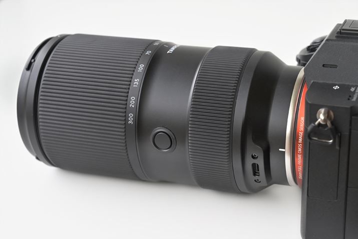 葤̃}Eg߂ɁAp\RڑpUSB Type-C[q𓋍ځBƎ\tguTAMRON Lens UtilityvgpāAY̋@\JX^}CY邱Ƃ\łB܂܂ȋ@\蓖ĂutH[JXZbg{^vpӂĂ܂