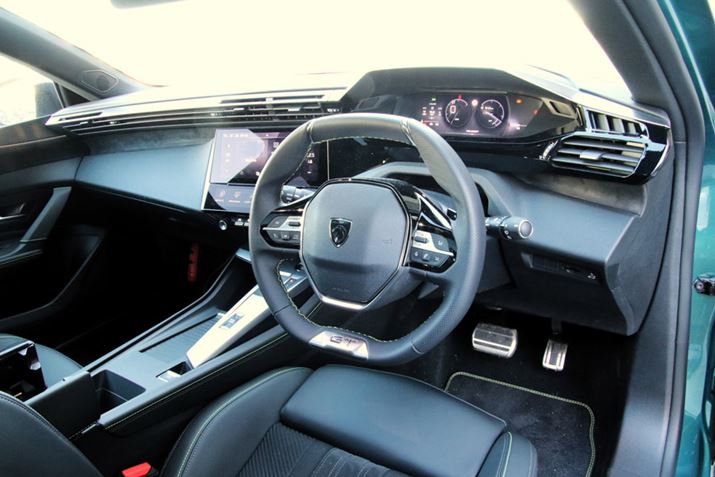 lԍHwɊÂĐ݌vꂽRbNsbguPeugeot i-CockpitvB₷ʒu֔zuꂽ[^[AhCo[̘r傫JRȈʒuŉ^]ł鏬aXeAOBIɑł^^b`XN[Ȃǂ