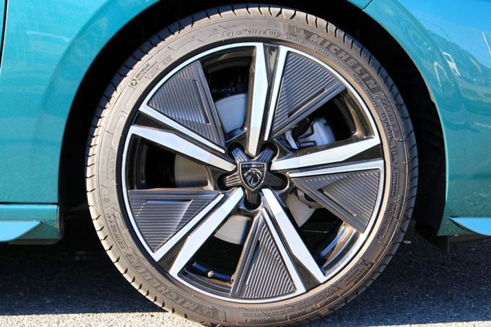 u308 SW GT BlueHDivɂ́AWO[h1C`TCYAbvꂽ225/40R18^CĂ