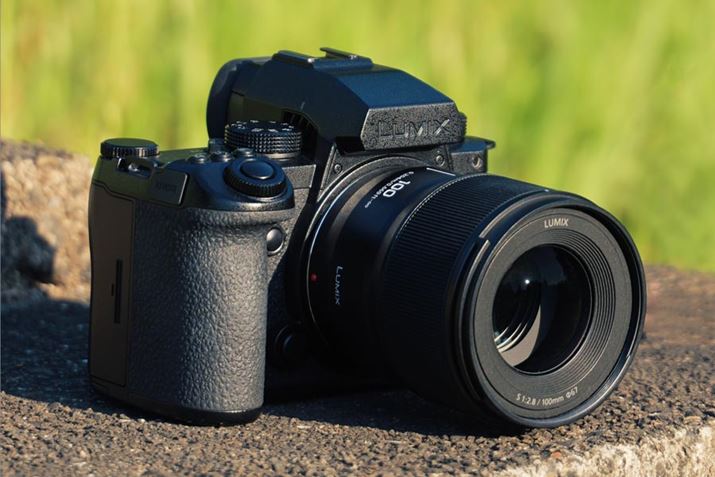 uLUMIX S5IIXvƑgݍ킹āuLUMIX S 100mm F2.8 MACROvr[B́Ȃgݍ킹ŐtَRsɂăPs