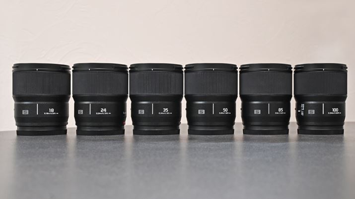 uLUMIX S 100mm F2.8 MACROṽTCÝuF1.8Pœ_YvV[Y5{Ƃ܂iuLUMIX S 100mm F2.8 MACROv͂΂EjB6{̃Y͏dʂ300gO`350gOőĂBBeŃWogpۂɁAYĂdSoXɂ̂ꂵ