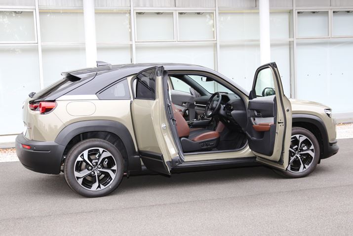 uMX-30 REv̓OɂẮA]́uMX-30vV[Y傫ȕύX͂ȂBԂ̓̂ЂƂłAωJ̃hAȂǂPĂ